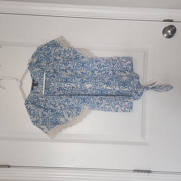 Victoria's Secret Tops - Victoria Secret's Tie Front Lace Trimmed Flutter Sleeve Blouse Size Small